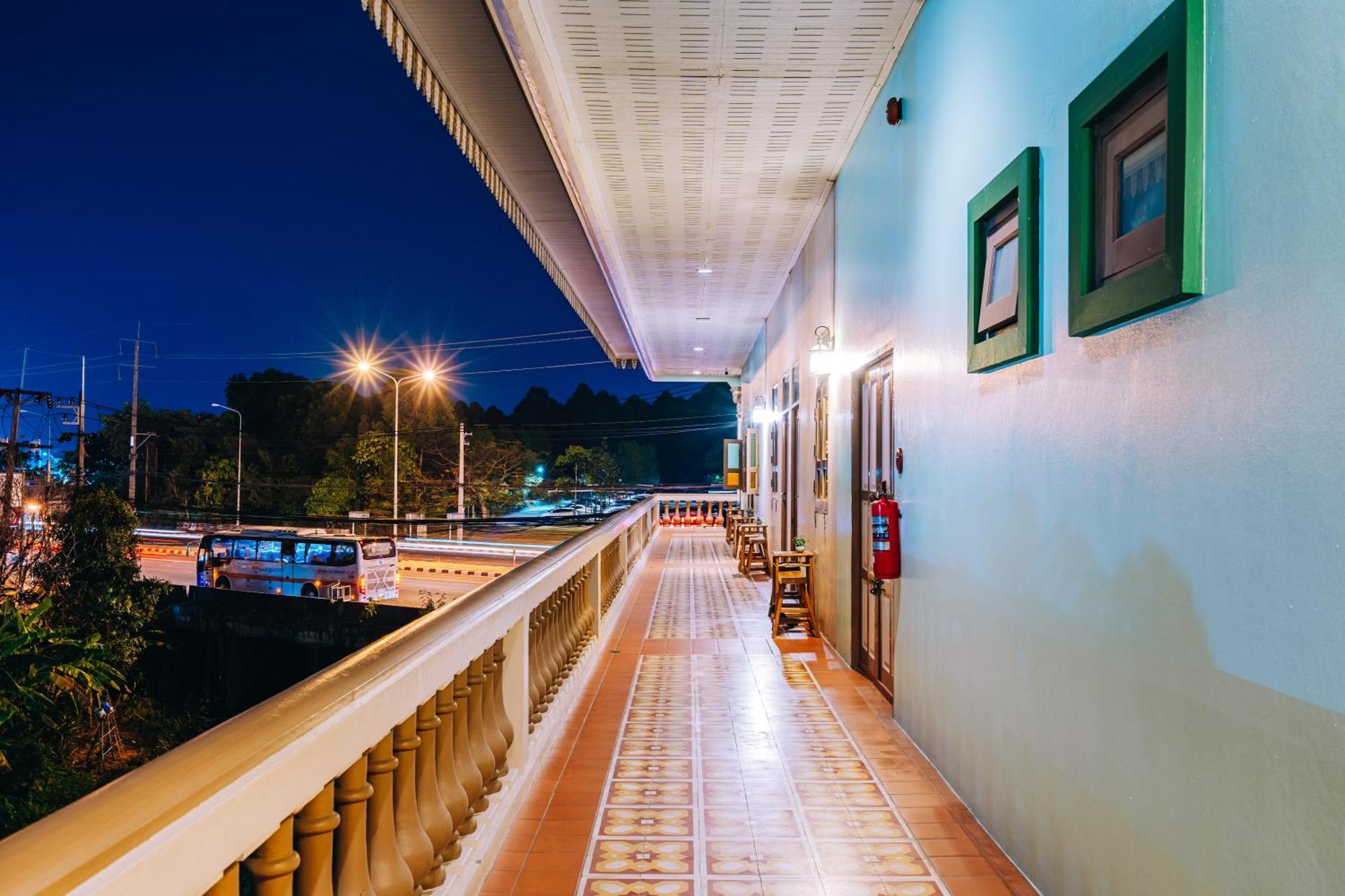 O'Nya Phuket Hotel Екстериор снимка