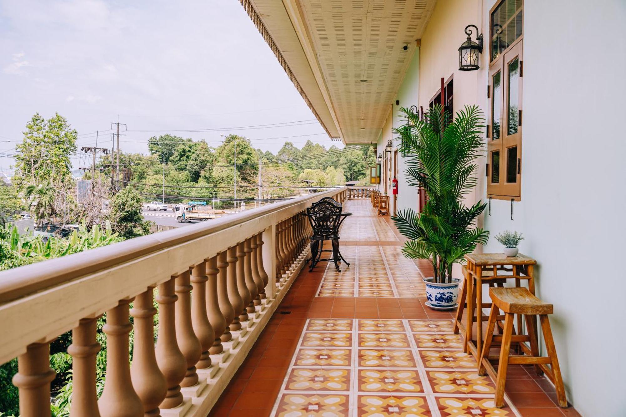 O'Nya Phuket Hotel Екстериор снимка